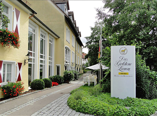 Außenansicht des Vier-Sterne-Hotels Das Goldene Lamm 