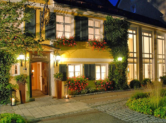 Außenansicht des schönen Hotels Das Goldene Lamm bei Nacht