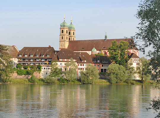 Außenansicht des Ringhotels Goldener Knopf vor einem Seeufer in Bad Säckingen