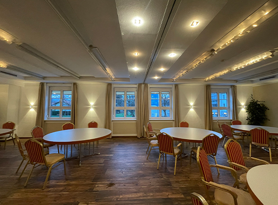 Runde Tische in großem Saal