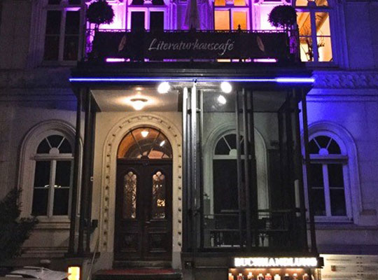Außenansicht des historischen Gebäudes des Literaturhauscafes bei Nacht