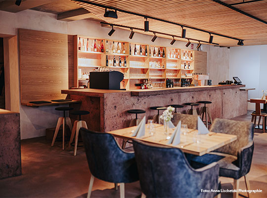 Blick in den eleganten und modernen Innenraum mit Bar