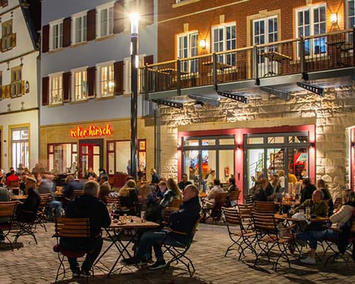Lange Nächte werden auf dem Marktplatz vor dem Restaurant roter hirsch 4u im gemütlichen Beisammensein gefeiert.