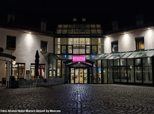 Außenansicht bei Nacht vom Atomis Hotel Airport by Mercure